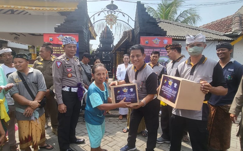 Pemberian bantuan sembako kepada masyarakat.