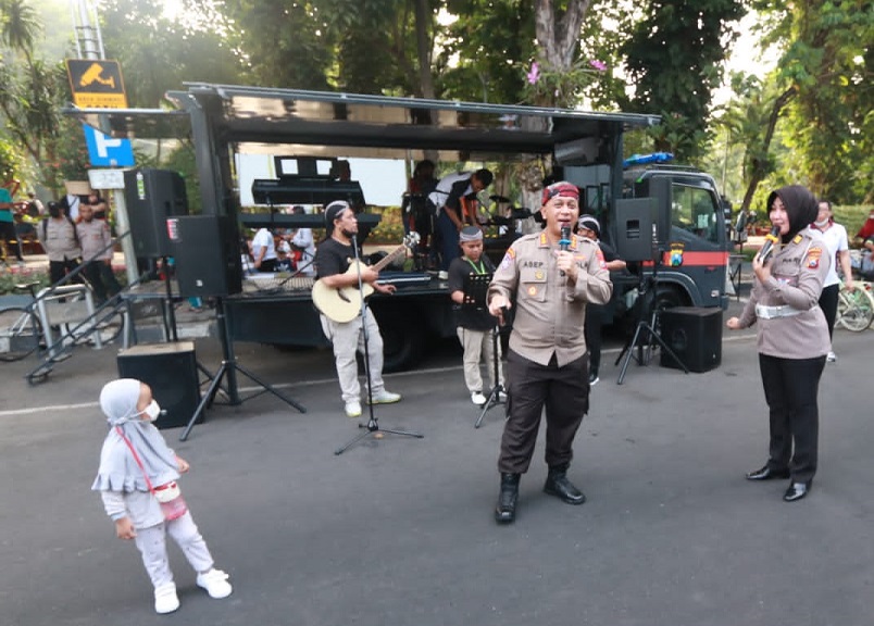 Kegiatan Mobil Agggrek Semeru di Car Free Day Taman Bungkul Surabaya, Minggu (25/9/2022).