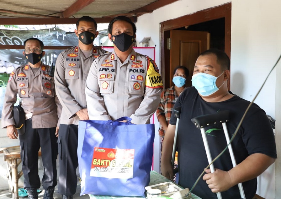 Polres Mojokerto saat mengunjungi rumah warga penyandang difabel untuk berikan bantuan alat bantu jalan, Senin (26/9/2022).