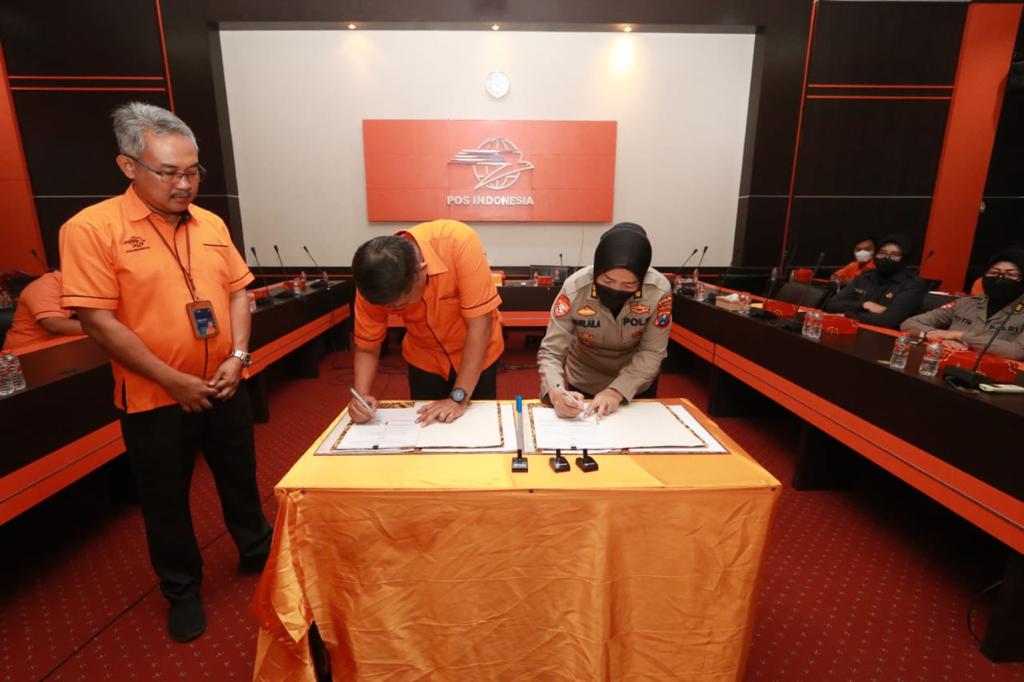 Penandatanganan perjanjian kerjasama antara Polda Jatim dan PT Pos Indonesia di Surabaya, Selasa (27/9/2022).