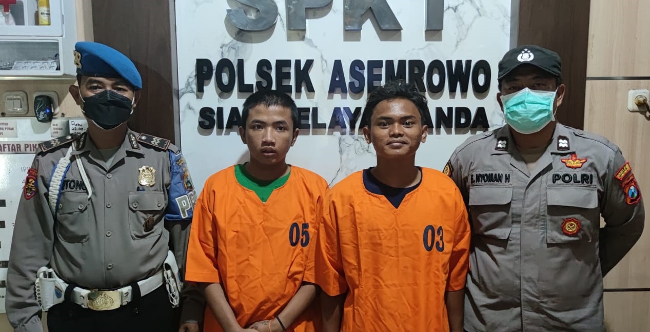 Kedua pelaku curas yang berhasil diamankan Polsek Asemrowo Surabaya.