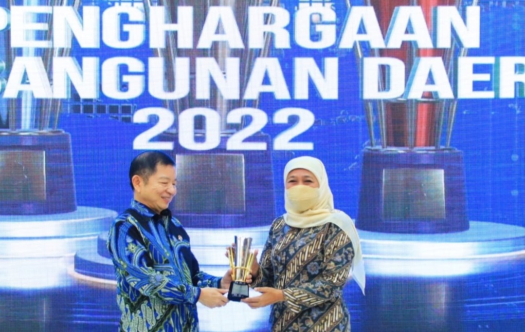 Gubernur Khofifah saat menerima penghargaan dari Menteri PPN/Bappenas RI Suharso Monoarfa di Jakarta, Kamis (29/9/2022). SP/Aksaradia.