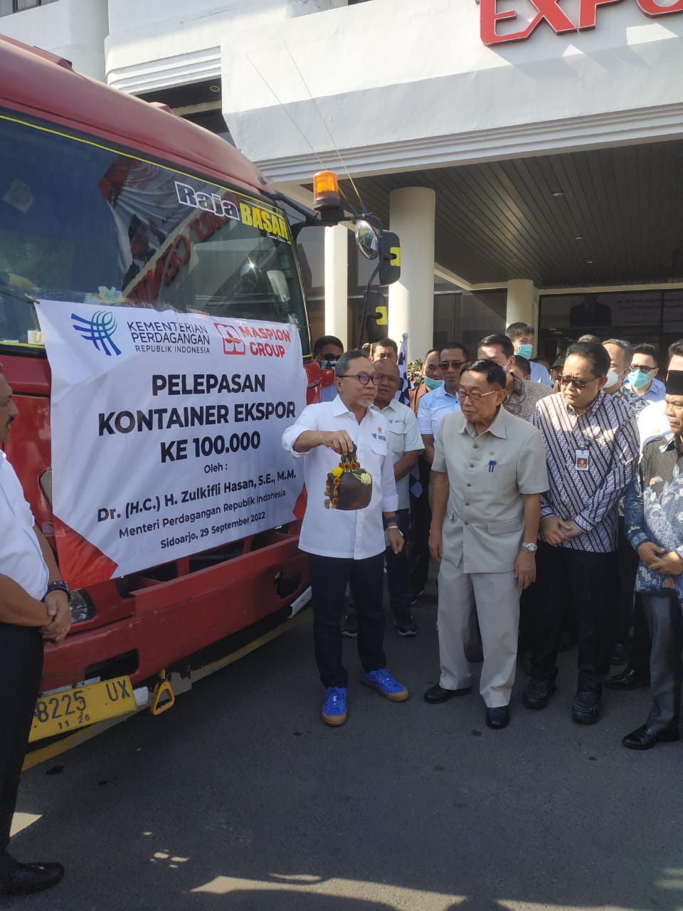 Mendag Zulkifli Hasan dan Alim Markus saat pelepasan ekspor aluminium ke enam negara 