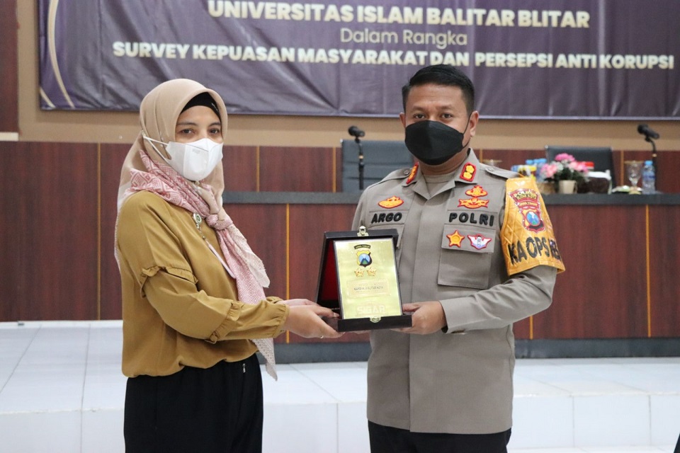 Penandatanganan MOU oleh Kapolres Blitar Kota AKBP Argowiyono S.H S.I.K M.Si dan Kepala LPPM Unisba Blitar Denok Wahyudi Setyo Rahayu.