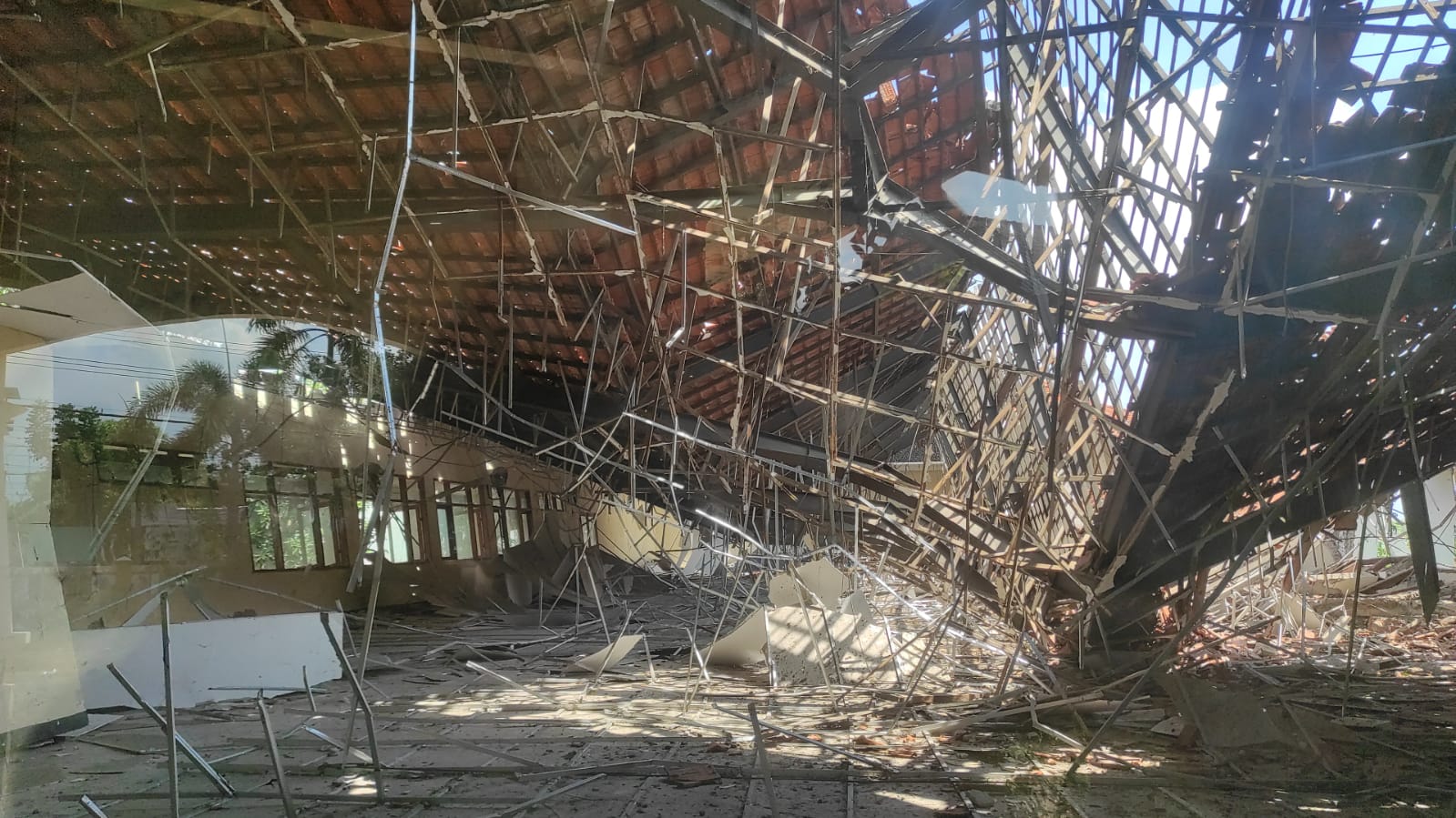 Begini kondisi Gedung Asrama Haji Lamongan yang ambruk dan rusak parah. SP/MUHAJIRIN KASRUN