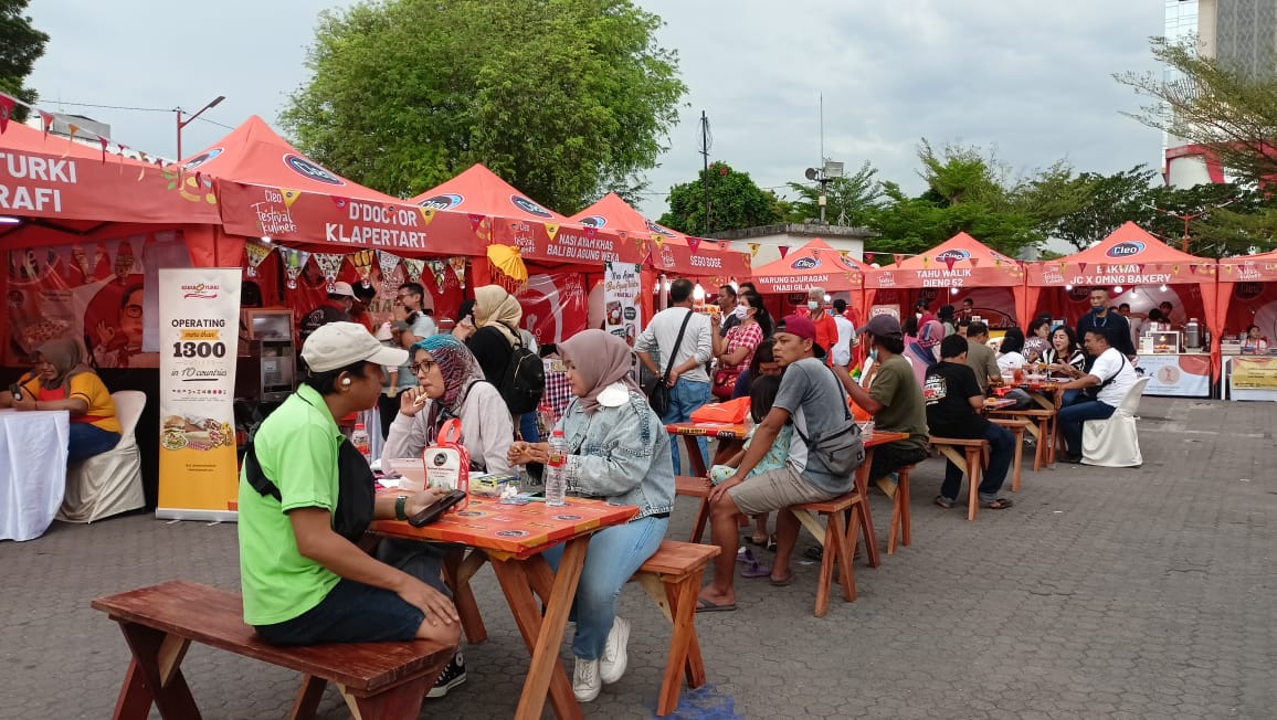 Pengunjung saat menikmati kuliner pada kegiatan Cleo Festival Kuliner Khas Nusantara 