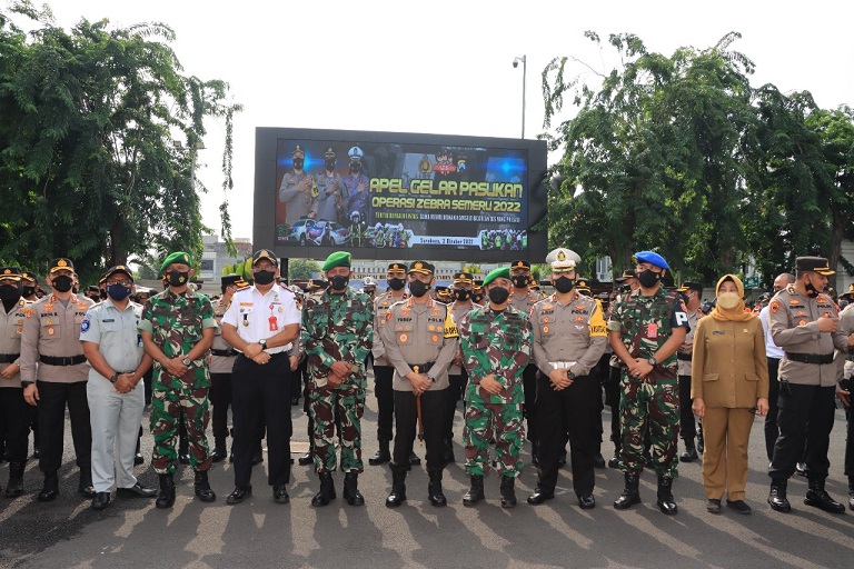 Apel Gelar Pasukan Operasi Zebra Semeru 2022 di Lapangan A Polrestabes Surabaya, Senin (03/10/2022).