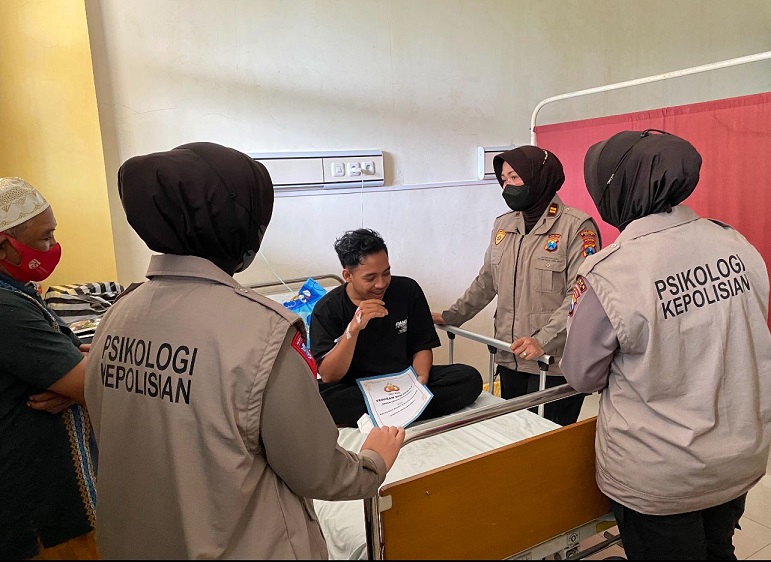 Polres Batu saat memberikan pendampingan psikologi kepada korban luka di Rumah Sakit Kanjuruhan, Malang, Jum'at (7/10/2022).