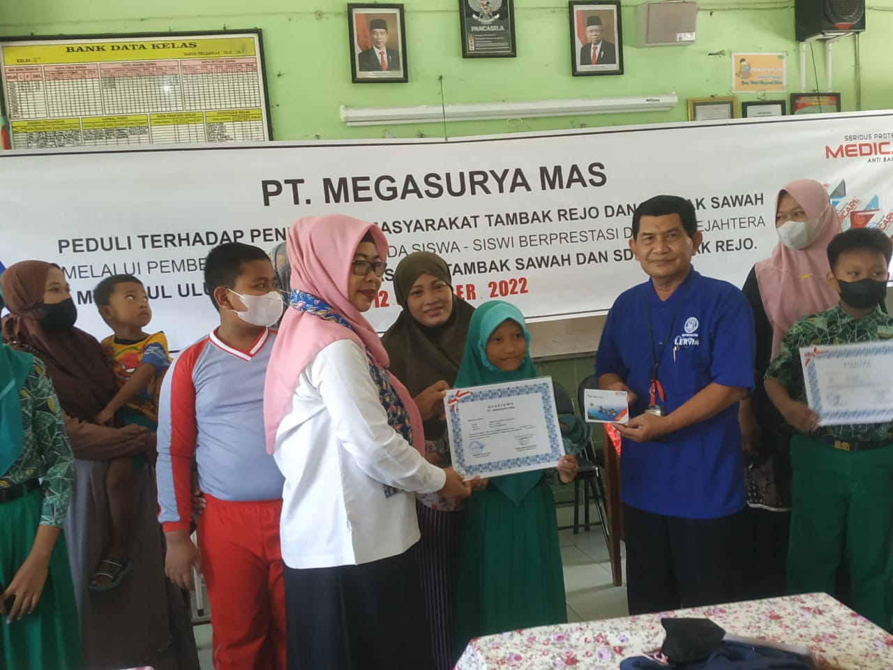 Penyerahan bea siswa dari PT Megasurya Mas ke pelajar SDN Tambak Sawah
