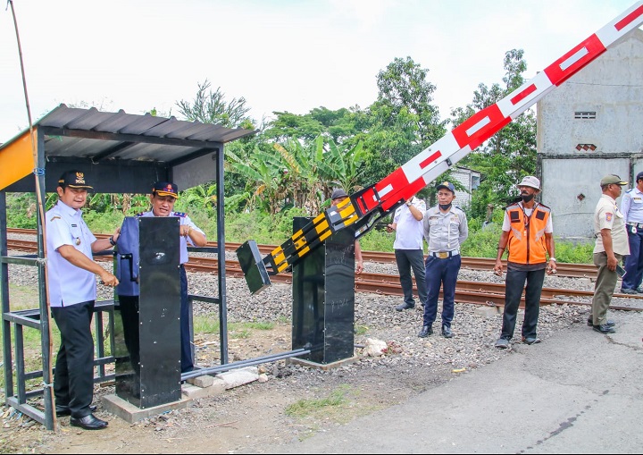 Bupati saat meresmikan palang pintu perlintasan di wilayah Babat Lamongan. SP/MUHAJIRIN KASRUN