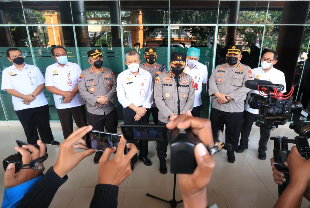 Kapolda Jawa Timur Irjen Pol Toni Harmanto saat mengunjungi RSSA Malang, Rabu (19/10/2022).