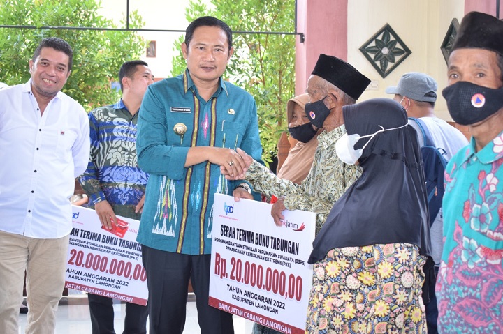 Bupati saat menyerahkan secara simbolis program BSPS kepada perwakilan warga. SP/MUHAJIRIN KASRUN