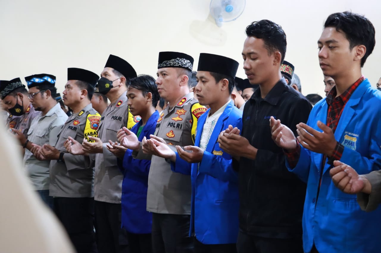 Jajaran Polresta Mojokerto dan Mahasiswa kelompok PMII saat menggelar sholat ghoib dan doa bersama di Masjid Darul Muttaqin, Mojokerto, Rabu (12/10/2022). SP/Ariandi.