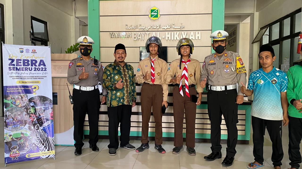 Anggota Satlantas Polres kota Pasuruan dan pengurus serta santri Bayt Al hikmah