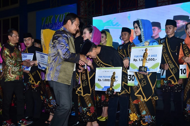 Bupati saat memberikan hadiah kepada para pemenang dalam ajang pemilihan duta wisata Yak Yuk Lamongan. SP/MUHAJIRIN KASRUN