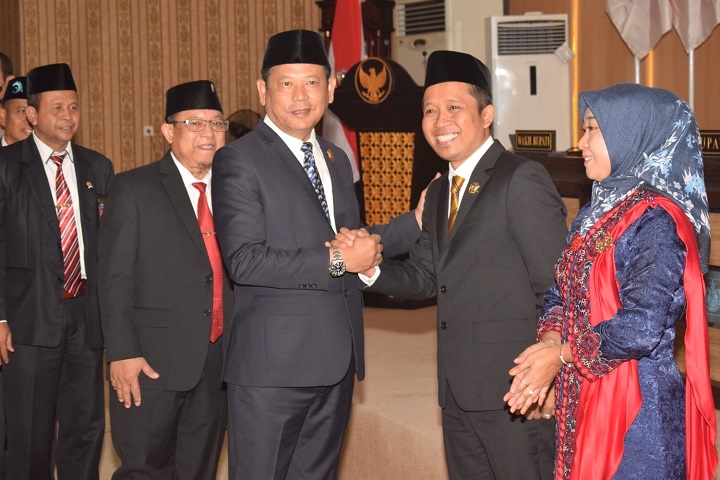 Bupati memberikan ucapan selamat kepada Tulus Santoso yang baru saja dilantik menjadi anggota DPRD Lamongan. SP/MUHAJIRIN KASRUN