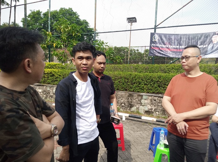 Anggota Komisi A DPRD Surabaya, Josiah Michael, bersama warga perumahan Darmo Hill saat menyerap aspirasi masyarakat di Masa Reses Tahun Sidang ke IV Masa Persidangan ke 1 Tahun Anggaran 2022. 