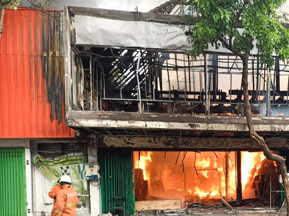 Kebakaran ruko di Jalan Gemblongan Surabaya, Minggu (16/10/2022). SP/Ariandi.