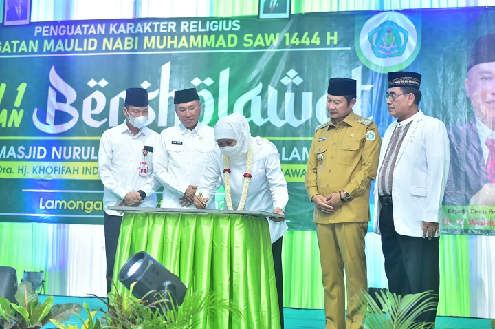 Gubernur Jawa Timur Khofifah Indar Parawansa saat menandatangani prasasti. SP/MUHAJIRIN KASRUN