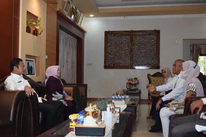 Bupati saat menerima petugas Regsosek BPS. SP/MUHAJIRIN KASRUN