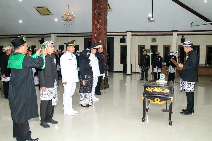 Bupati saat melantik 37 pejabat eselon IV, III, dan II di lingkungan Pemkab Lamongan. SP/MUHAJIRIN KASRUN