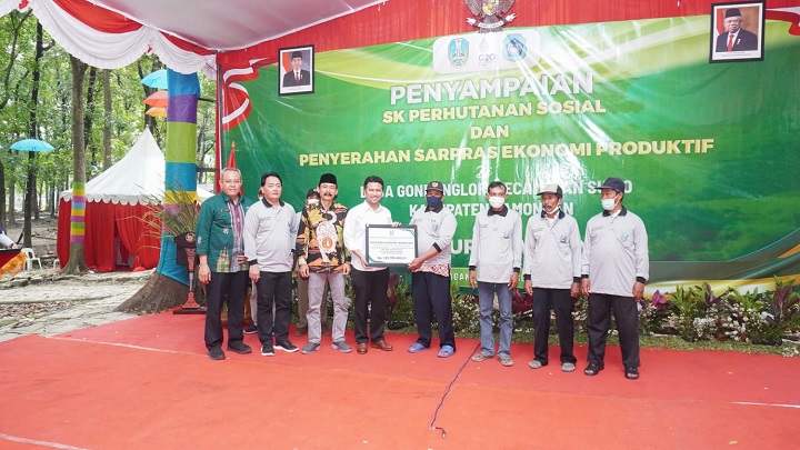 Wagub Jatim Emil saat menyerahkan SK Perhutani Sosial ke penerima. SP/MUHAJIRIN KASRUN