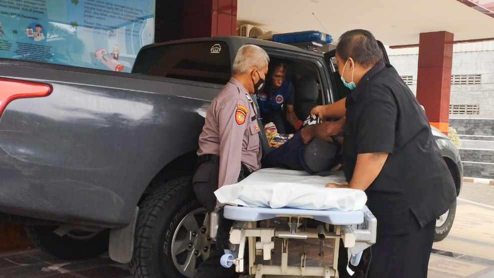 Anggota Satsamapta Polresta Mojokerto saat akan  membawa Sripah ke rumah sakit.