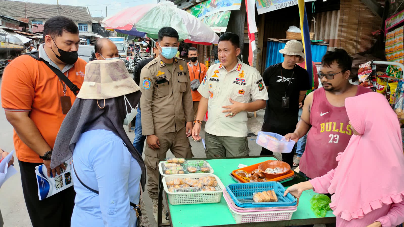 Tim gabungan relokasi pedagang tumpah pasar tanjung anyar saat melakukan sosialiasi