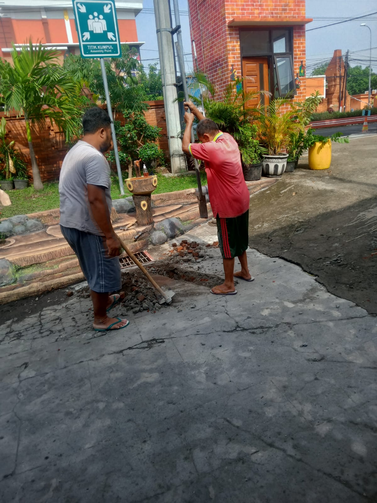 Proses pembuatan gorong-gorong sekolah di SMPN 1 Kota Mojokerto 