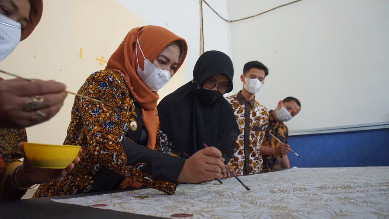 Walikota Ning Ita saat mencoba teknik batik printing malam dingin