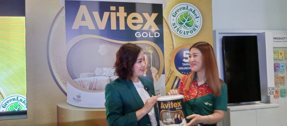 Angelica dan Ellen memamerkan produk cat multifungsi Avitex Gold 