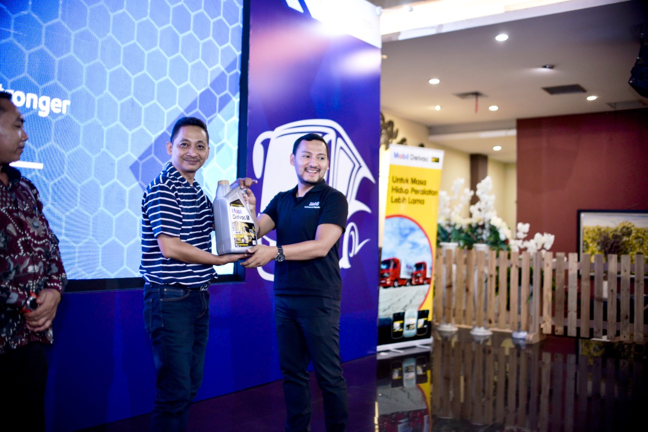 Penyerahan minyak oli ke pengusaha PO Bus