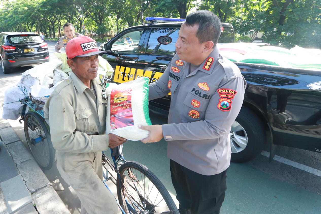 Pembagian sembako ke masyarakat sekitar kawasan Mapolda Jatim, Jum'at (28/10/2022).