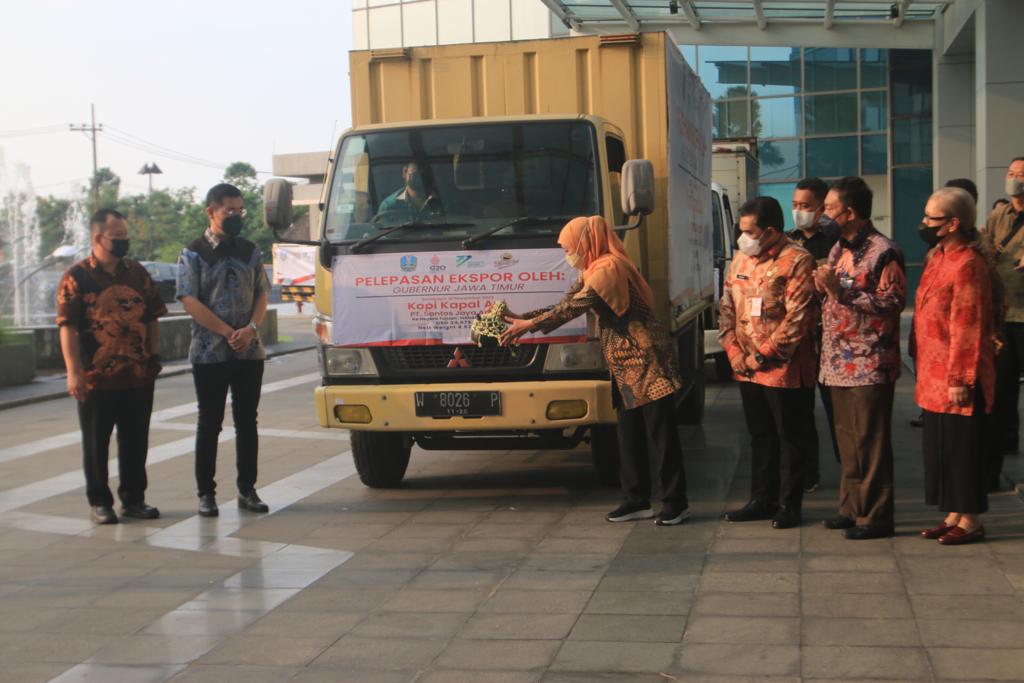 Gubernur Khofifah saat melepas ekspor di Hotel Novotel Samator Surabaya, Selasa (1/11/2022). Foto: SP/Arlana.