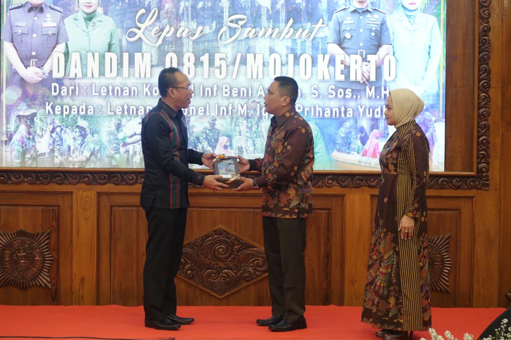Sekretaris Daerah Kota Mojokerto Gaguk Tri Prasetyo memberikan cendera mata berupa kain batik khas Kota Mojokerto kepada Letkol Inf Beni Asman 
