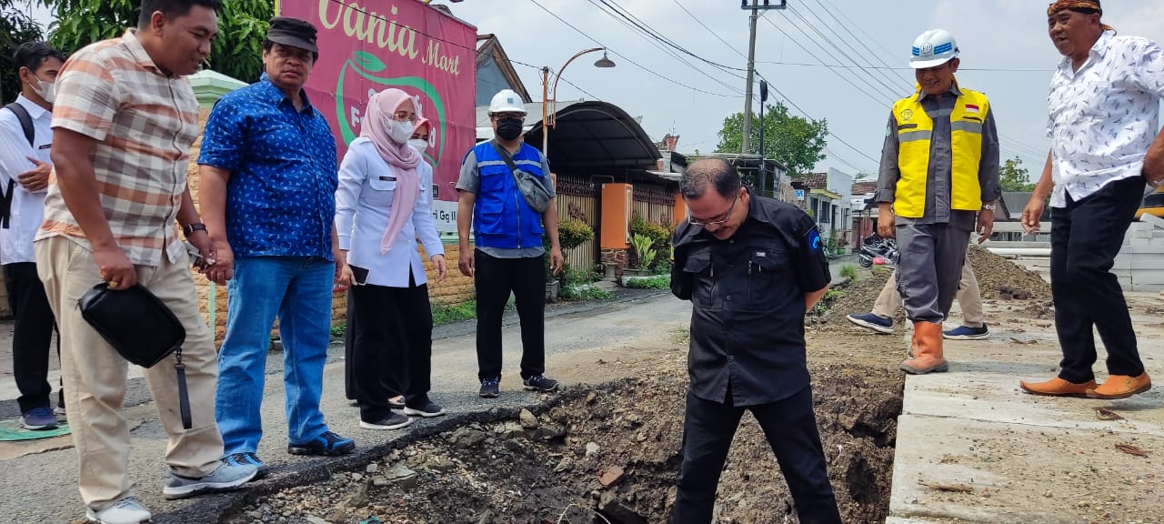 Komisi II DPRD Kota Mojokerto saat sidak proyek preatisius jalan empunala