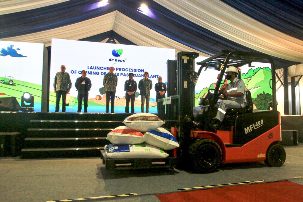 Presiden Direktur De Heus Indonesia, Kay De Vreese (kanan) menandatangani prasasti peresmian pabrik Pasuruan disaksikan Mentan Syahrul Yasin Limpo (dua dari kanan) bersama petinggi De Heus di Pabrik De Heus, Kawasan PIER, Pasuruan, Jawa Timur, Rabu (2/11/