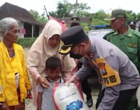 Kapolres Blitar membagikan bansos kepada warga. SP/Hadi Lestariono 