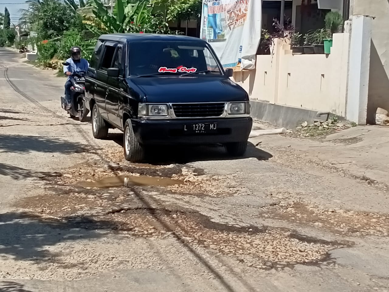 Jalan rusak di sepanjang Dusun Kebun Kelapa Desa Kalianget Barat Kec. Kalianget Kab. Sumenep yang dikeluhkan warga. SP/ Ainur Rahman