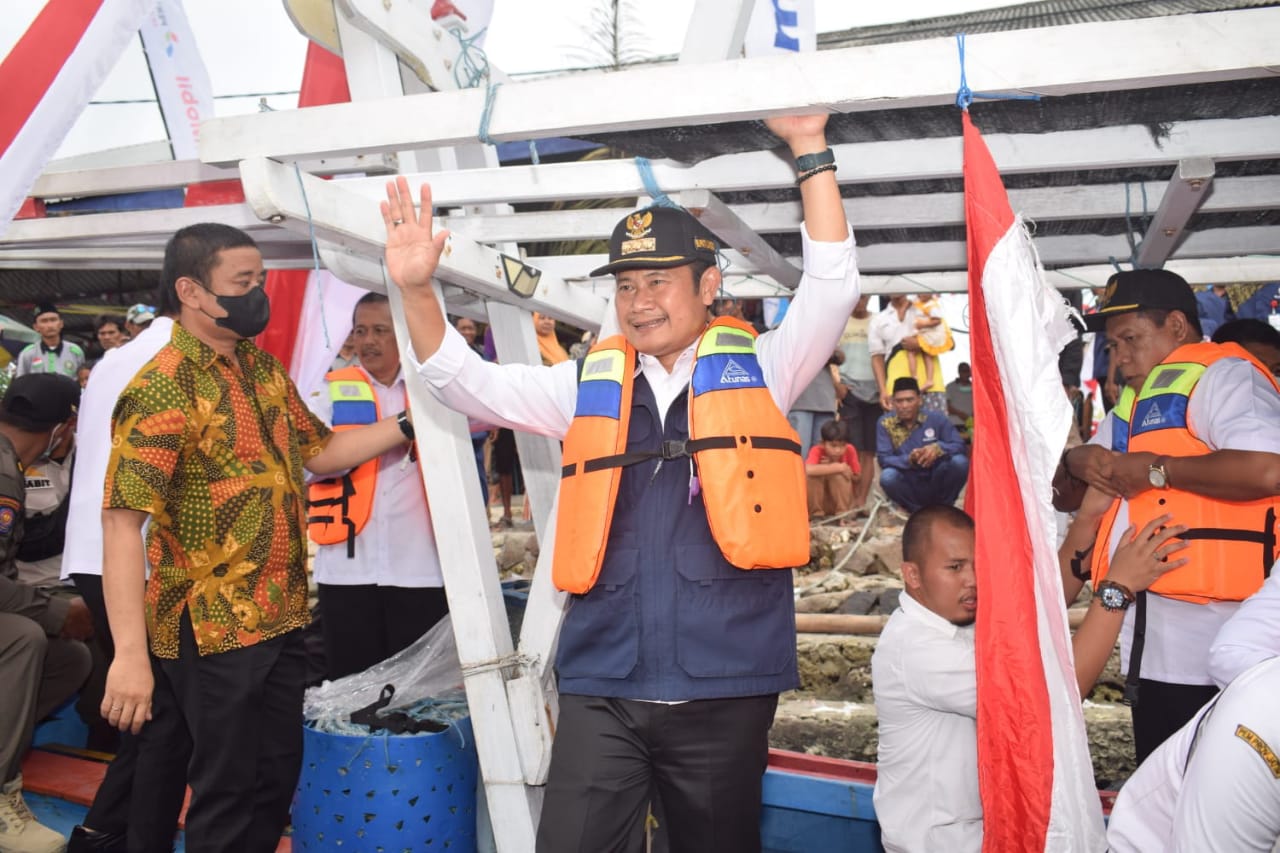 Bupati saat ikut menaiki perahu dalam acara petik laut. SP/MUHAJIRIN KASRUN