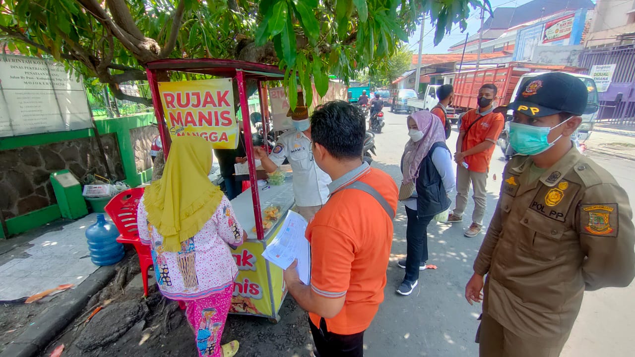 Tim gabungan relokasi pasar tanjung anyar Kota Mojokerto saat memberi arahan ke pedagang