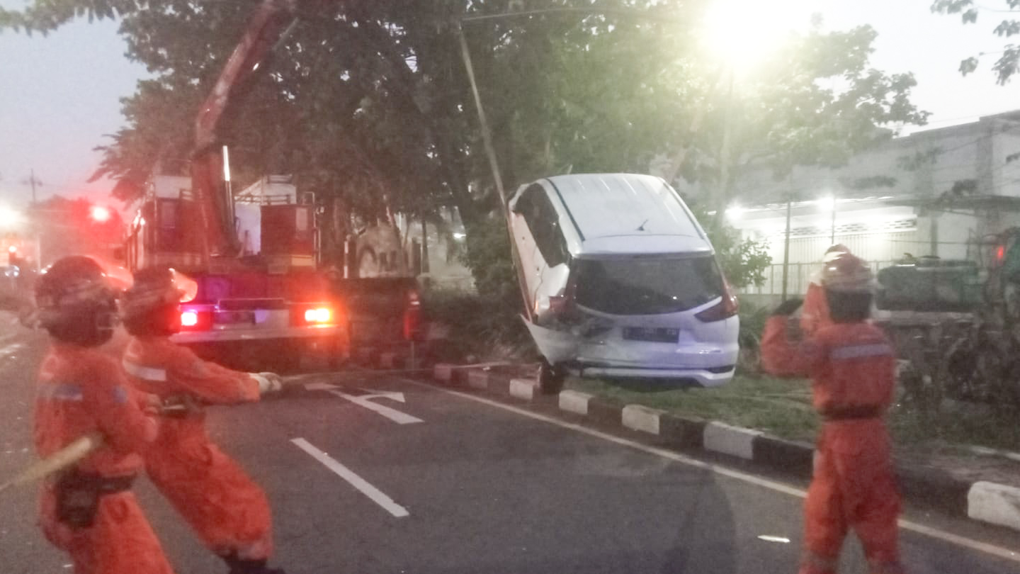 Petugas DPKP saat mengevakuasi mobil X Pander yang naik ke pedestrian, Kamis (3/11/2022). SP/Ariandi.