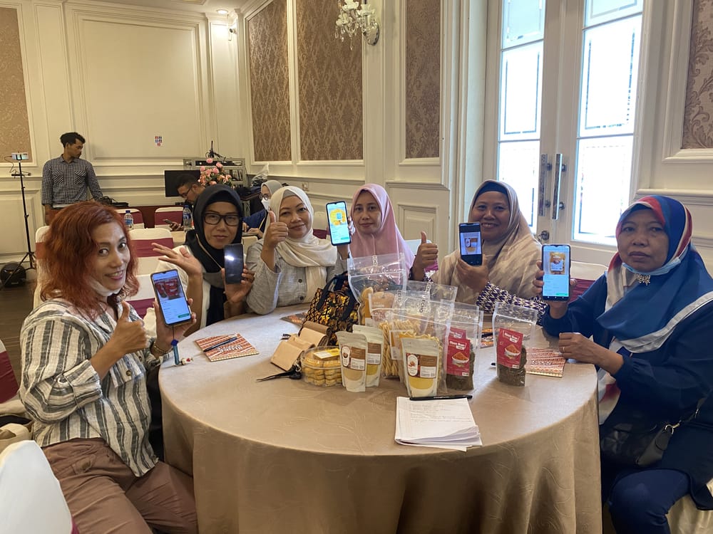 Tokopedia berkolaborasi bersama Unilever Indonesia memberikan edukasi kepada kelompok Desa Peduli Buruh Migran (Desbumi) di Banyuwangi dan Jember.