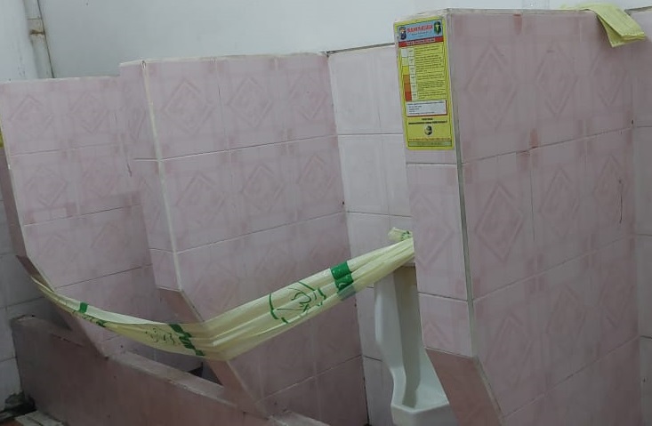 Toilet yang rusak dibiarkan lama dan tidak segera diperbaiki. Yang masih berfungsi kurang dirawat sehingga menimbulkan bau tidak sedap. Foto: SP/Grs.
