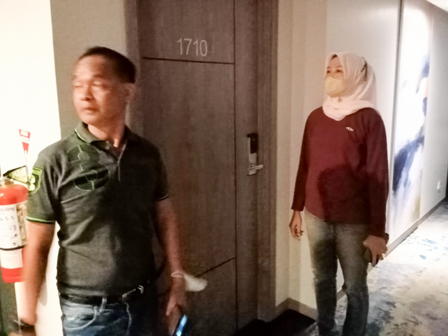 Polisi saat mengecek TKP pembuatan video mesum di kamar nomor 1710 Hotel di Jalan Sumatera, Gubeng, Kota Surabaya, Sabtu (5/11/2022).