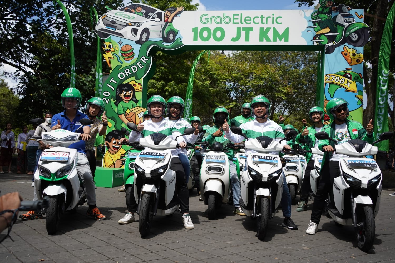 President of Grab Indonesia Ridzki Kramadibrata bersama Director of East Indonesia, Grab Indonesia, Halim Wijaya yang didampingi oleh Country Managing Director of Grab Indonesia Neneng Goenadi.