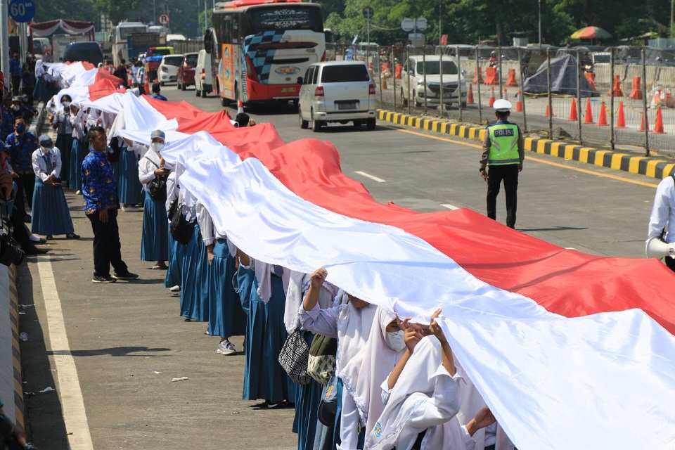 Pembentangan bendera raksasa di Jembatan Suramadu dalam rangka memperingati Hari Pahlawan, Kamis (10/11/2022).