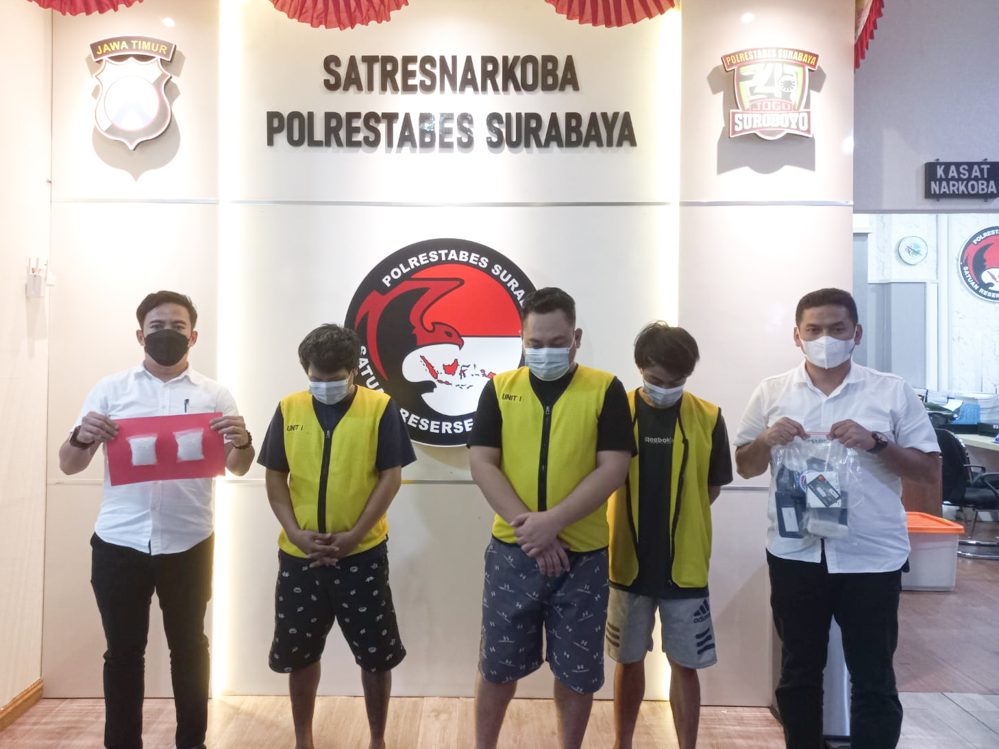Tersangka dan barang bukti yang berhasil diamankan oleh Satresnarkoba Polrestabes Surabaya.