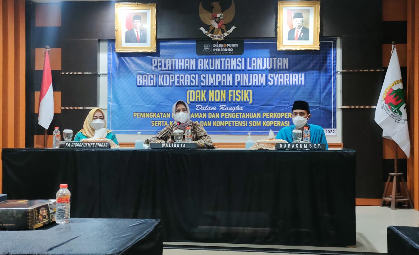 Walikota Ning Ita saat menutup kegiatan pelatihan akuntansi lanjutan bagi KSPPS Kota Mojokerto