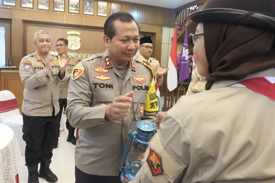 Kapolda Jatim Irjen Pol Toni Harmanto saat melepas kontingen Pramuka Saka Bhayangkara Polda Jatim ke Pertikaranas IV Tahun 2022 Palembang, Jum'at (11/11/2022)